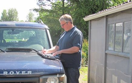 Auto en medewerker bouwbedrijf